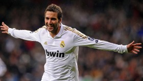 24VS体育直播-意甲欧战球队荣誉排名及实力比较分析