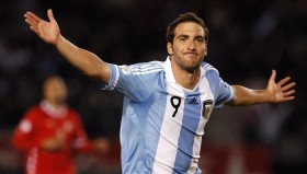 24VS体育直播-意甲各支球队队歌大盘点：旋律与情感的结合